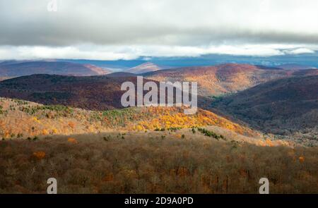 Vue panoramique sur les montagnes Catskills à l'automne depuis le haut de l'éclatement couleurs Banque D'Images