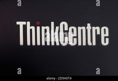 PÉKIN, CHINE - VERS OCTOBRE 2020 : panneau Lenovo ThinkCentre Banque D'Images
