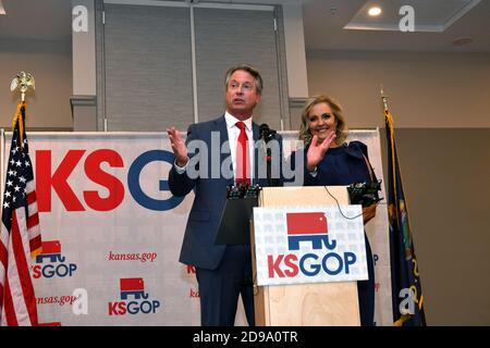 Topeka, Kansas, États-Unis. 3 novembre 2020. Le congressiste Roger Marshall et sa femme Laina Marshall saluent la foule de partisans lors du parti de nuit électorale à Topeka. Crédit : Mark Reinstein/Media Punch/Alamy Live News Banque D'Images