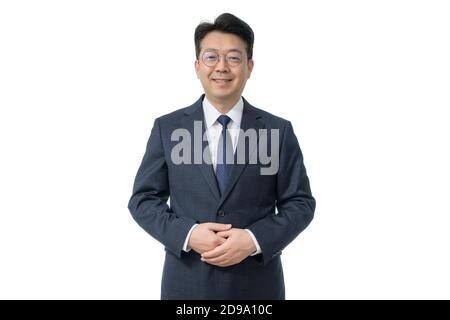 Arrière-plan blanc et gestes d'un homme d'affaires asiatique d'âge moyen. Banque D'Images