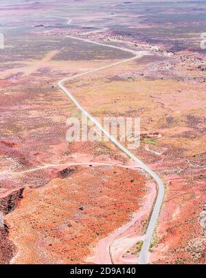 La coupe de routes sinueuses à travers Valley of the Gods, Utah, États-Unis, Banque D'Images