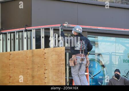 Boston, Massachusetts, États-Unis. 3 novembre 2020. Entreprises et institutions Conseil d'administration fenêtres et portes sur le jour de l'élection présidentielle crédit: Kenneth Martin/ZUMA Wire/Alay Live News Banque D'Images