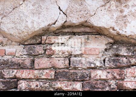 Briques anciennes et mur de mortier Banque D'Images