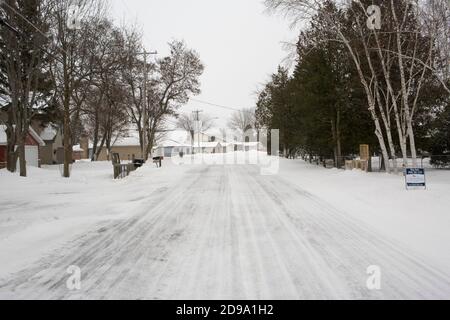 Maisons enneigées à Prudenville près du magnifique lac Michigan en hiver Banque D'Images