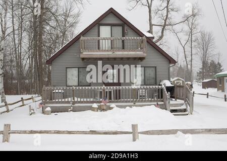 Maisons enneigées à Prudenville près du magnifique lac Michigan en hiver Banque D'Images