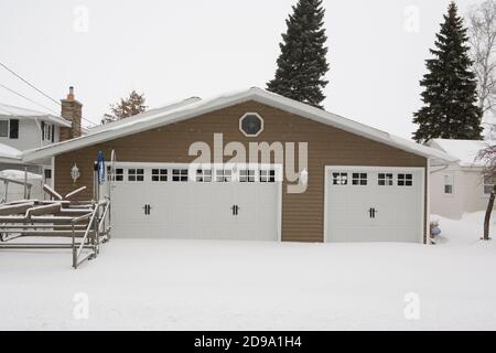 Maisons enneigées à Prudenville près du magnifique lac Michigan en hiver Banque D'Images