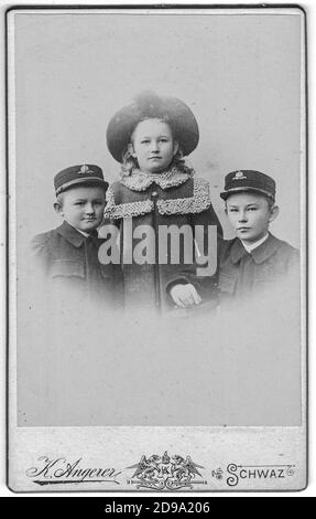 Carte de meuble vintage montre le portrait de frères et sœurs mignons deux frères et la sœur de leur sœur. Mode édouardien. La photo a été prise dans un studio de photo. La photo était Banque D'Images