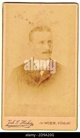 La carte de l'armoire vintage montre le portrait de l'homme mûr. Mode édouardien. La photo a été prise dans un studio de photo. La photo a été prise dans l'empire austro-hongrois Or Banque D'Images