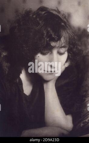 1920 CA, FRANCE : la femme écrivaine française COLETTE Willy (née Sidonie Gabrielle Colette - Saint-sauveur-en-Puisaye , Yonne 1873 - Paris 1954 ). Photo de Henri Manuel , Paris - SCRITTRICE - SCRITTORE - LETTERATURA - LITTÉRATURE - letterato - ritratto - portrait - BELLE EPOQUE © Archivio GBB/ Banque D'Images