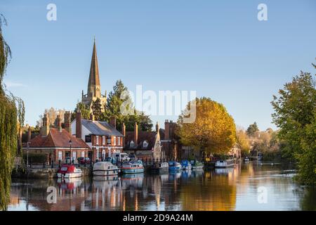 Église St Helens et quai au lever du soleil en automne. Abingdon sur la Tamise, Oxfordshire, Angleterre Banque D'Images