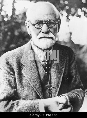 1932 environ : le père autrichien de la psychanalyse SIGMUND FREUD ( Freiberg 1856 - Londres 1939 ) - PSYCHANALYSTE - PSICALISTA - PSICOANALISTA - PSICALIZI - PSICOANALISI - ebreo - juif - RITRATTO - PORTRAIT - profilo - profil - occhiali - lunettes - objectif - barba bianca - barbe blanche - uanziano vecchio - vieil homme ancien - SCIENIO ZATO - SCIENTIFIQUE IENIO - IENIO genius - anneau - stempiato - stempiatura - amincissement aux temples - cravatta - cravate - poi - pois - pois - coletto - collier © Archivio GBB / Banque D'Images
