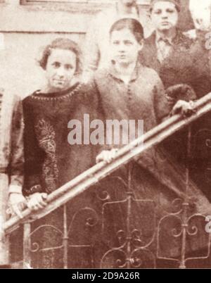 1920 : MÈRE THÉRÈSE de CALCUTTA ( née Agnes Gonxha Bojaxhiu , Skopje 1910 - Calcutta , Inde 1997 ) A 10 ans à l'école - PRIX NOBEL de la PAIX en 1979 - beato - beata - béni - chiesa cattolica - Eglise catholique - religione - religion - ritrato - portrait - celebità personalità da giovane giovani - personnalité de célébrité quand était jeune - colletto - Collier - santo - santa - santi - santità - MADRE TERESA DI CALCUTTA --- Archivio GBB Banque D'Images