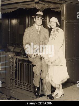 1928 , 6 juin , NEW YORK , Etats-Unis : l'actrice polonaise de film silencieuse POLA NEGRI ( 1894 - 1987 ) en route pour la France pour le repos et pour compléter un livre sur ses mémoires , avec son mari le prince Serge m'di VANI ( 1903 - 1936 ) Sont montrés comme ils sont arrivés à New York City de Hollywood . Mdivani a épousé l'actrice Pola Negri en 1927, mais quand elle a perdu sa fortune lors du krach boursier de 1929, il l'a abandonnée et a pris la parole avec la chanteuse d'opéra Mary McCormic, qui l'a divorcé dans un procès très médiatisé. Il épousa ensuite son ancienne belle-sœur, Louise Astor Van Alen Mdivani , en 1936, mais mourut plus tard Banque D'Images