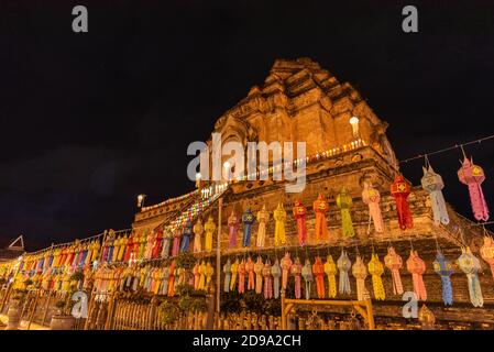 Des lanternes colorées décorent l'ancienne pagode bouddhiste. Banque D'Images