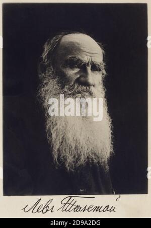 1910 CA : le célèbre comte d'écrivain russe LEO TOLSTOY ( Léone , Lev Nikolaevic , Lev Tolstoï , Tolstoj, Leon , 1828 - 1910 ) , était un écrivain russe , romancier, essayiste, dramaturge et philosophe ainsi que pacifiste chrétien anarchiste et réformateur éducatif. Il est peut-être le membre le plus influent de la famille aristocratique Tolstoï. En tant qu'écrivain de fiction Tolstoy est largement considéré comme l'un des plus grands de tous les romanciers, particulièrement noté pour ses chefs-d'œuvre Guerre et paix et Anna Karenina . - SCRITTORE - TOLSTOJ - LETTERATO - LETTERATURA - LITTÉRATURE - POÈTE - POETA - POÉSIE - Banque D'Images