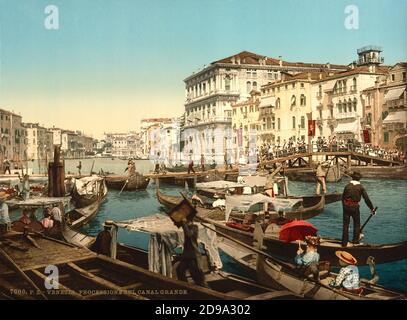 1895 environ , VENISE , ITALIE : procession religieuse sur LE GRAN CANAL en face de Santa Maria del Giglio ( CANAL GRANDE :au centre PALAZZO CORNER DELLA CA' GRANDE ), photo prise du Palazzo Venier dei Leoni . Photochrome Print Colors édité par Detroit Publishing Co. - VENISE - VÉNÉTIE - ITALIA - FOTO STORICHE - HISTOIRE - GEOGRAFIA - GÉOGRAPHIE - ARCHITETURA - ARCHITECTURE - - ARTS - ARTE - OTTOCENTO - 800 - VÉNÉTIE - mare - mer - TÉLÉCABINE - GONDOLE - BELLE EPOQUE - processione religiosa - ponte di barche --- Archivio GBB Banque D'Images