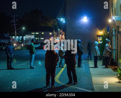 Bensalem, États-Unis. 03ème novembre 2020. Les électeurs attendent à l'extérieur d'un lieu de scrutin dans l'un des rares endroits où des files d'attente importantes attendent de voter le mardi 03 novembre 2020 à la Trevose Fire Company de Bensalem, en Pennsylvanie. Crédit : William Thomas Cain/Alay Live News Banque D'Images