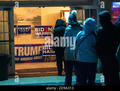 Bensalem, États-Unis. 03ème novembre 2020. Les électeurs attendent dans la file d'attente à l'un des rares endroits où de nombreuses personnes attendent de voter le mardi 03 novembre 2020 à Trevose Fire Company, à Bensalem, en Pennsylvanie. Crédit : William Thomas Cain/Alay Live News Banque D'Images