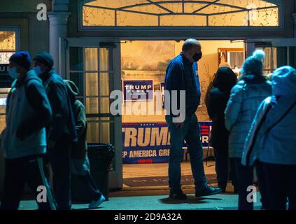 Bensalem, États-Unis. 03ème novembre 2020. Un électeur quitte l'un des rares endroits où de nombreuses personnes attendent de voter le mardi 03 novembre 2020 à la Trevose Fire Company de Bensalem, en Pennsylvanie. Crédit : William Thomas Cain/Alay Live News Banque D'Images