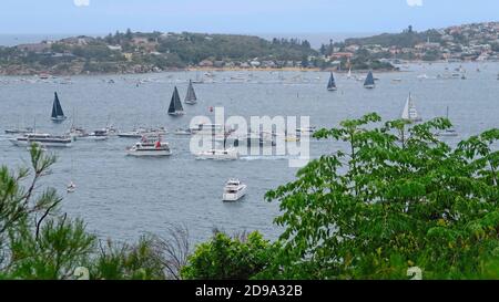 Sydney, Nouvelle-Galles du Sud / Australie - décembre 26 2017 : les yachts de Sydney Hobart approchent de Sydney Heads dans la course 2017 Banque D'Images