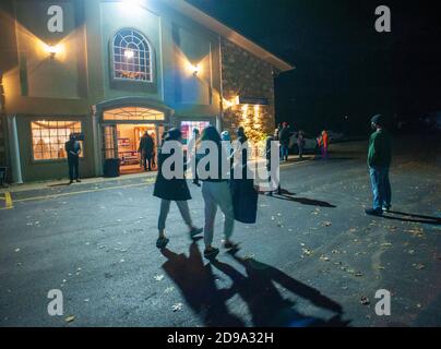 Bensalem, États-Unis. 03ème novembre 2020. Les électeurs attendent à l'extérieur d'un lieu de scrutin dans l'un des rares endroits où des files d'attente importantes attendent de voter le mardi 03 novembre 2020 à la Trevose Fire Company de Bensalem, en Pennsylvanie. Crédit : William Thomas Cain/Alay Live News Banque D'Images