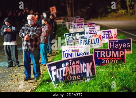 Bensalem, États-Unis. 03ème novembre 2020. Les électeurs attendent à l'extérieur d'un lieu de scrutin dans l'un des rares endroits où des files d'attente importantes attendent de voter le mardi 03 novembre 2020 à la Trevose Fire Company de Bensalem, en Pennsylvanie. Crédit : William Thomas Cain/Alay Live News Banque D'Images