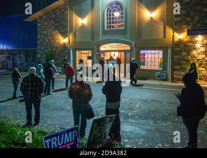 Bensalem, États-Unis. 03ème novembre 2020. Les électeurs attendent à l'extérieur d'un lieu de scrutin dans l'un des rares endroits où des files d'attente importantes attendent de voter le mardi 03 novembre 2020 à la Trevose Fire Company de Bensalem, en Pennsylvanie. Crédit : William Thomas Cain/Alay Live News Banque D'Images