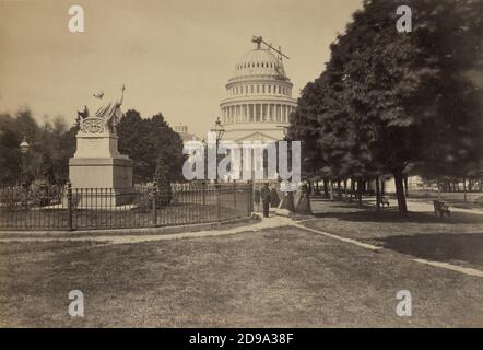 1863 , 11 juillet , WASHINGTON DC, Etats-Unis : le CAPITOLE , East Front , Statue de GEORGE WASHINGTON en premier plan . Photo par Andrew J. Russell . La photo montre une vue arrière d'une statue de George Washington par le sculpteur Horatio Greenough devant le Capitole des États-Unis en construction. Un groupe de touristes se trouve à proximité. - STAI UNITI D' AMÉRIQUE - CAMPIDOGLIO - - GÉOGRAPHIE - GEOGRAFIA - FOTO STORICHE - HISTOIRE - HISTORIQUE - ARCHITETURA - ARCHITECTURE - ARTS - ARTE - SCULPTURE - SCULPTURA - JARDIN - GIARDINO --- ARCHIVIO GBB Banque D'Images