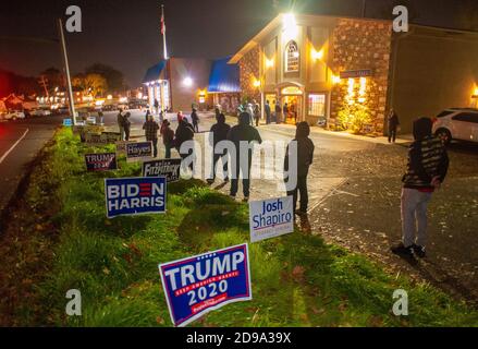 Bensalem, États-Unis. 03ème novembre 2020. Les électeurs attendent à l'extérieur d'un lieu de scrutin dans l'un des rares endroits où des files d'attente importantes attendent de voter le mardi 03 novembre 2020 à la Trevose Fire Company de Bensalem, en Pennsylvanie. Crédit : William Thomas Cain/Alay Live News Banque D'Images