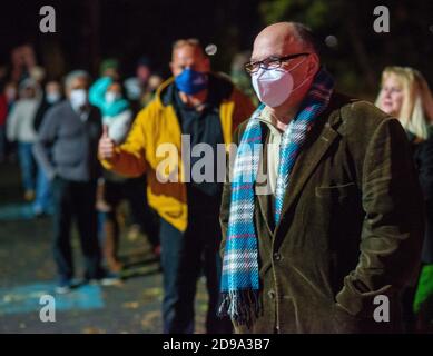 Bensalem, États-Unis. 03ème novembre 2020. Les gens attendent leur entrée dans l'un des rares endroits où de nombreuses personnes attendent de voter le mardi 03 novembre 2020 à la Trevose Fire Company à Bensalem, en Pennsylvanie. Crédit : William Thomas Cain/Alay Live News Banque D'Images