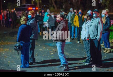 Bensalem, États-Unis. 03ème novembre 2020. Les gens attendent leur entrée dans l'un des rares endroits où de nombreuses personnes attendent de voter le mardi 03 novembre 2020 à la Trevose Fire Company à Bensalem, en Pennsylvanie. Crédit : William Thomas Cain/Alay Live News Banque D'Images