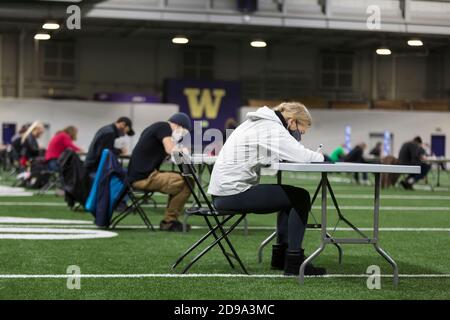 Seattle, Washington, États-Unis. 3 novembre 2020. Les électeurs remplissent leur bulletin le jour de l'élection au centre de vote de l'Université de Washington. Crédit : Paul Christian Gordon/Alay Live News Banque D'Images