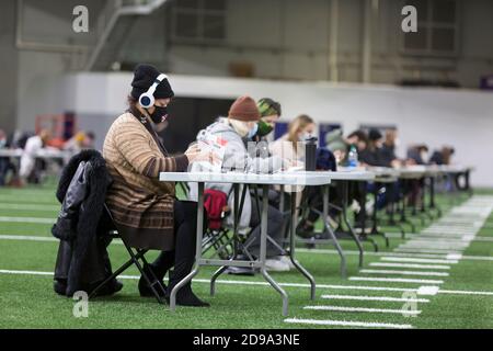 Seattle, Washington, États-Unis. 3 novembre 2020. Les électeurs remplissent leur bulletin le jour de l'élection au centre de vote de l'Université de Washington. Crédit : Paul Christian Gordon/Alay Live News Banque D'Images