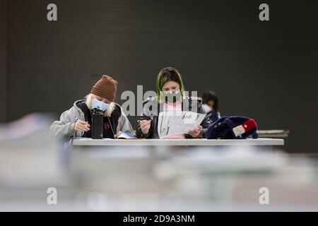 Seattle, Washington, États-Unis. 3 novembre 2020. Les électeurs remplissent leur bulletin le jour de l'élection au centre de vote de l'Université de Washington. Crédit : Paul Christian Gordon/Alay Live News Banque D'Images