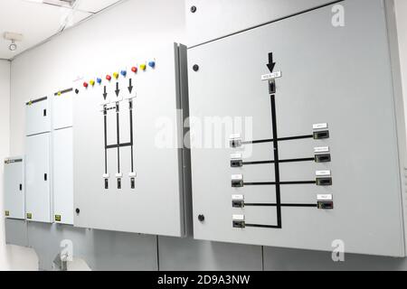 Carte de distribution principal de contrôler la coupure de courant du bâtiment de commande de centrale électrique. UPS de haute tension à l'intérieur du circuit DC vide bre Banque D'Images