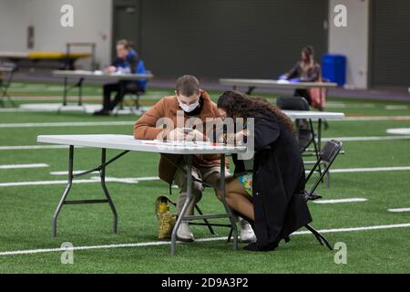 Seattle, Washington, États-Unis. 3 novembre 2020. Les électeurs remplissent leur bulletin le jour de l'élection au centre de vote de l'Université de Washington. Crédit : Paul Christian Gordon/Alay Live News Banque D'Images