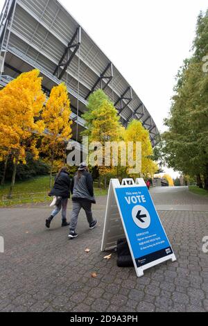 Seattle, Washington, États-Unis. 3 novembre 2020. Un panneau dirige les gens vers le centre de vote de l'Université de Washington. Crédit : Paul Christian Gordon/Alay Live News Banque D'Images