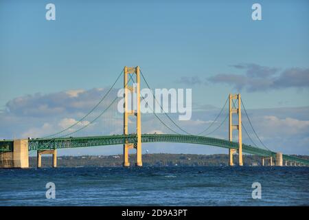 Mackinaw City, Michigan, États-Unis. Le pont Mackinac enjambant le détroit de Mackinac. Banque D'Images