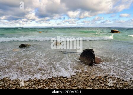 Mackinaw City, Michigan, États-Unis. Les vagues et l'eau tourbillonnante se déplacent sans relâche vers un rivage rocheux du lac Michigan dans le détroit de Mackinac. Banque D'Images