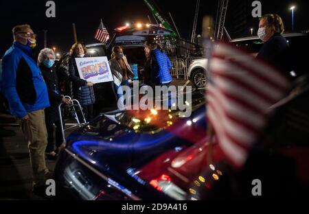 Wilmington, États-Unis. 03ème novembre 2020. Les partisans se réunissent pour une photo de groupe lors du rassemblement de nuit de l'ancien vice-président Joe Biden à Wilmington, Delaware, le mardi 3 novembre 2020. Biden organise un rallye de voitures socialement distancé en raison de la pandémie du coronavirus COVID-19. Photo de Kevin Dietsch/UPI crédit: UPI/Alay Live News Banque D'Images