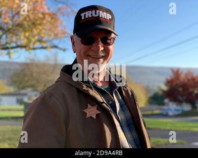 Bellville, Pennsylvanie, États-Unis. 3 novembre 2020. Randy B., partisan du président Trump, est dans la lignée de l'Union de PennsylvaniaÃs. Crédit : Sue Dorfman/ZUMA Wire/Alay Live News Banque D'Images