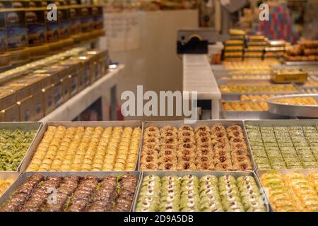 Fenêtre du magasin avec bonbons turcs traditionnels. Dessert turc délice Banque D'Images