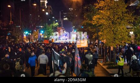 Washington, DC, Etats-Unis, 03ème novembre 2020. Des militants anti-Trump défilent le soir des élections à Washington DC, aux États-Unis. Yuriy Zahvoyskyy/ Alamy Live News Banque D'Images