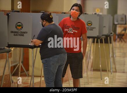 Anaheim, États-Unis. 04e novembre 2020. Les électeurs ont voté au Honda Center d'Anaheim, en Californie, le mardi 3 novembre 2020. Le vote en personne a commencé pour la plupart des comtés de Californie le week-end dernier, alors que les responsables des élections locales ont ouvert des bureaux de vote tôt pour éviter la foule le jour des élections. Avec jusqu'à 22 millions de bulletins de vote à compter, les responsables électoraux de Californie prendront des semaines pour obtenir un décompte final. Photo de Jim Ruymen/UPI crédit: UPI/Alay Live News Banque D'Images