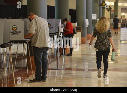 Anaheim, États-Unis. 04e novembre 2020. Les électeurs ont voté au Honda Center d'Anaheim, en Californie, le mardi 3 novembre 2020. Le vote en personne a commencé pour la plupart des comtés de Californie le week-end dernier, alors que les responsables des élections locales ont ouvert des bureaux de vote tôt pour éviter la foule le jour des élections. Avec jusqu'à 22 millions de bulletins de vote à compter, les responsables électoraux de Californie prendront des semaines pour obtenir un décompte final. Photo de Jim Ruymen/UPI crédit: UPI/Alay Live News Banque D'Images