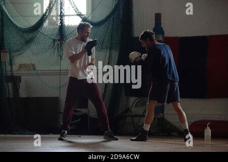 DATE DE SORTIE: 6 novembre 2020 TITRE: Jungleland STUDIO: Netflix DIRECTEUR: Max Winkler PARCELLE: Deux frères tentent d'échapper à leur situation en voyageant à travers le pays pour un match de boxe interdit de non-tient qui devient un combat pour leur vie. AVEC: Charlie Hunnam, Jack O'Connell. (Image de crédit : © Paramount Pictures/Entertainment Pictures) Banque D'Images