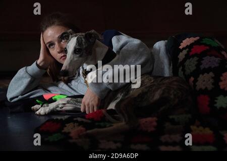 DATE DE SORTIE: 6 novembre 2020 TITRE: Jungleland STUDIO: Netflix DIRECTEUR: Max Winkler PARCELLE: Deux frères tentent d'échapper à leur situation en voyageant à travers le pays pour un match de boxe interdit de non-tient qui devient un combat pour leur vie. AVEC: Jessica Barden. (Image de crédit : © Paramount Pictures/Entertainment Pictures) Banque D'Images