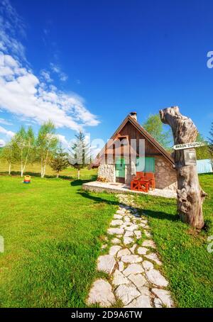 Donja Brezna, Monténégro - 5/24/2019 - Maisons d'hôtes rustiques entourées de nature au printemps Banque D'Images