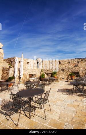 Budva, Monténégro - 9/11/2018 - un café/restaurant vide au sommet de la citadelle de Budva, tôt le matin Banque D'Images
