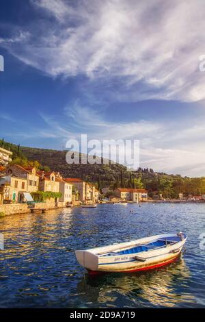 Lepetane, Monténégro - 09/10/2018 - Lepetane, petit village de pêcheurs avec port de ferry, situé dans la baie de Kotor (Boka Kotorska) Banque D'Images